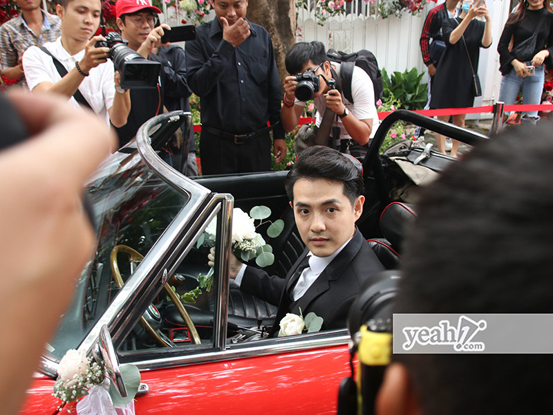 Ông Cao Thắng rước dâu bằng chiếc xe mui trần cổ điển màu đỏ. Ảnh: Yeah1