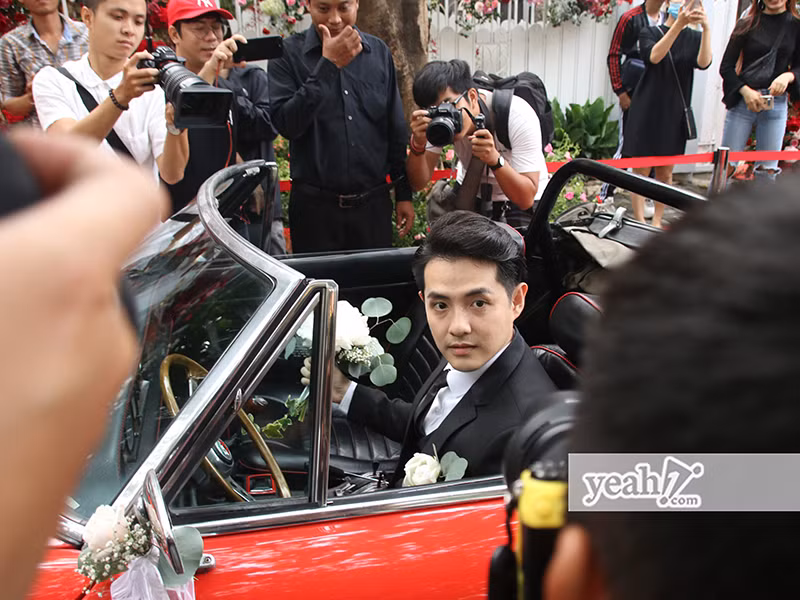Ông Cao Thắng rước dâu bằng chiếc xe mui trần cổ điển màu đỏ. Ảnh: Yeah1