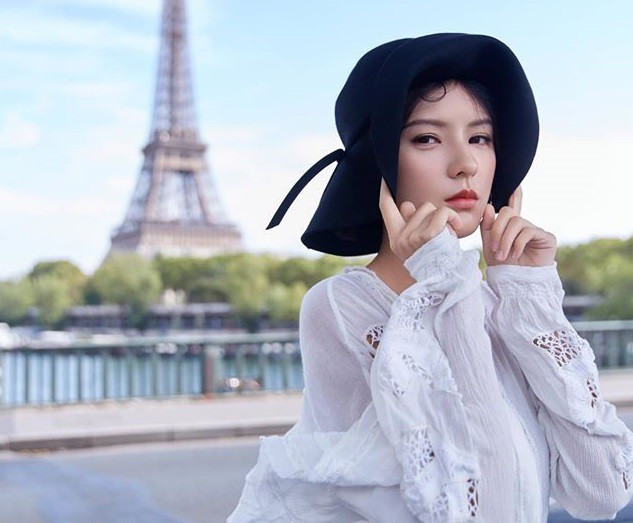 Sau khi tìm hiểu, cư dân mạng phát hiện Trương Dư Hi chính là người khiến Trâu Dĩnh chia tay Vương Tư Thông. Cụ thể, trong thời gian Trâu Dĩnh và Tư Thông hẹn hò, nữ diễn viên họ Trương đã không ngừng nhắn tin tán tỉnh thiếu gia Vạn Đạt khiến anh này xiêu lòng. Chỉ trong chớp mắt Trâu Dĩnh trở thành người ngoài cuộc. Tuy nhiên, với bản tính đào hoa, Vương Tư Thông cũng sớm chia tay với Trương Dư Hi để tìm một bóng hồng khác.