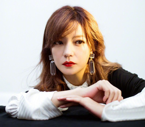 Triệu Vy cướp hôn phu của bạn thân: Triệu Vy và Hoa hậu Hong Kong 2005 Diệp Thúy Thúy từng có quan hệ bạn bè khá tốt đẹp. Vì chơi thân với nhau, nên khi nàng hậu được bạn trai là đại gia Huỳnh Hữu Long cầu hôn bằng chiếc nhẫn 4 carat, Thúy Thúy đã đưa anh ra mắt cô bạn nổi tiếng Triệu Vy của mình.Không ngờ rằng, Huỳnh Hữu Long và Triệu Vy lại phải lòng nhau sau lần gặp mặt đó. Đại gia họ Huỳnh vội vàng chấm dứt quan hệ với Thúy Thúy, công khai theo đuổi Triệu Vy.