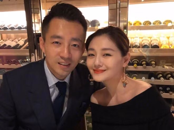 Từ Hy Viên "nẫng tay trên" bạn thân: Từ Hy Viên có cuộc hôn nhân hạnh phúc bên đại gia Uông Tiểu Phi. Nhiều năm qua cặp đôi liên tục bị đồn căng thẳng trong quan hệ và chuẩn bị ly hôn do việc kinh doanh của nhà chồng thua lỗ. Dù vậy, đến nay cả hai vẫn cho thấy mối quan hệ bền chặt. Thế nhưng, người đẹp vẫn bị mang tiếng cướp bồ của cô bạn thân An Dĩ Hiên.