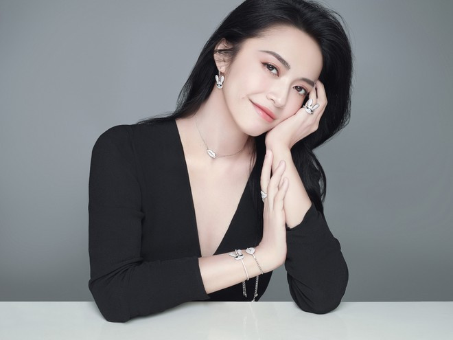 Sau đó không lâu, Lăng Tiêu Túc - Đường Nhất Phi kết hôn và nhanh chóng có con đầu lòng. Chuyện tình cảm này đã bị dư luận Trung Quốc tẩy chay. Để giảm bớt chỉ trích tiêu cực cho Nhất Phi, tài tử Hoa hồng có gai, đã tố vợ cũ Diêu Thần từng lừa dối, ngoại tình trong thời gian chung sống. Kết quả, anh càng bị cư dân mạng chỉ trích nhiều hơn nữa. Sự nghiệp của Lăng Tiêu Túc - Đường Nhất Phi cũng vì thế dần lao dốc. Trong khi đó, Diêu Thần (trong ảnh) lại có sự nghiệp càng ngày càng thăng hoa. Nữ diễn viên tái hôn vào năm 2012 với nhà quay phim Tào Úc và có cuộc sống viên mãn.