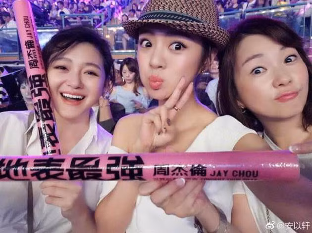 Từ Hy Viên và đại gia kém 5 tuổi Uông Tiểu Phi quen biết nhau tại bữa tiệc sinh nhật của An Dĩ Hiên (giữa) cuối năm 2010. Ngay từ lần đầu tiên gặp mặt, cả hai đã phải lòng nhau và bắt đầu hẹn hò. Chỉ sau 20 ngày quen biết cặp đôi tiến tới hôn nhân. Tuy nhiên, trong thời gian này, những hình ảnh Uông Tiểu Phi thân mật bên An Dĩ Hiên bị phát tán. Việc này khiến người hâm mộ không khỏi nghi ngờ Từ Hy Viên "nẫng tay trên" bồ của bạn thân khiến cả hai cạch mặt.Mãi đến khi An Dĩ Hiên cưới chồng, mối quan hệ của cả hai mới bình thường trở lại.