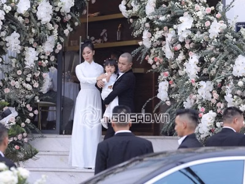 Anh trai, chị dâu Bảo Thy lo tươm tất hôn lễ. Ảnh: Ngôi sao