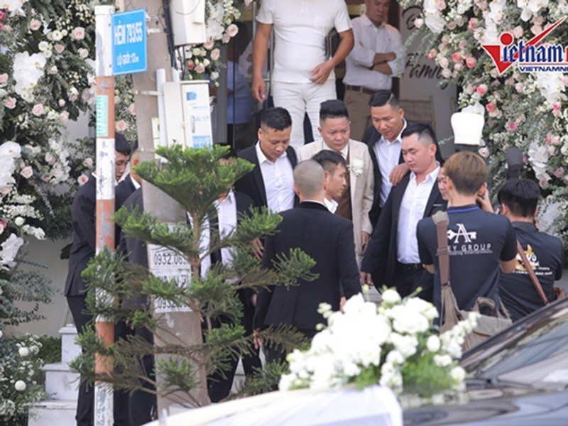 Chồng của Bảo Thy luôn được đội ngũ bảo vệ vây quanh. Ảnh: Vietnamnet