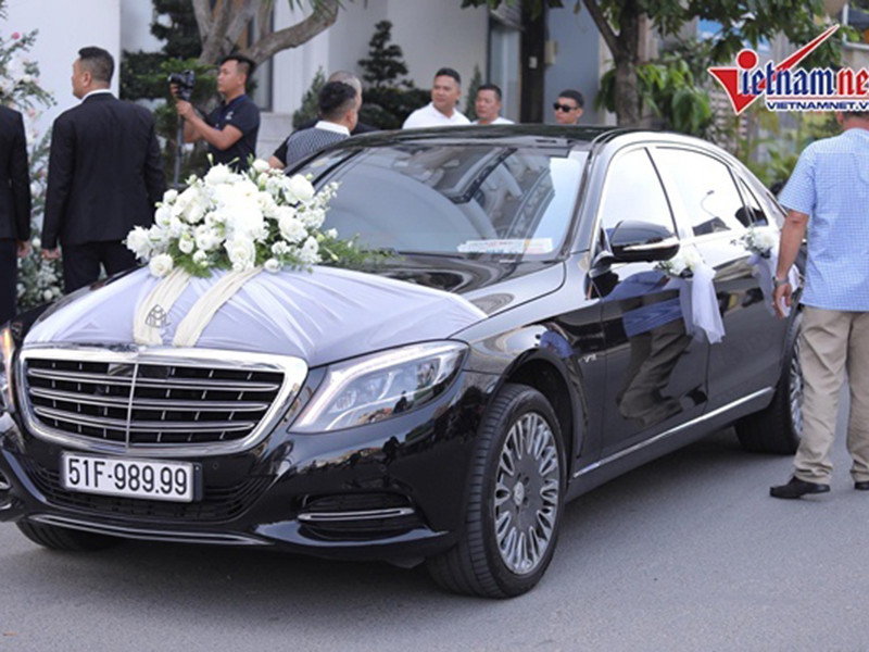 Chú rể dùng xe sang biển số đẹp rước dâu. Ảnh: Vietnamnet