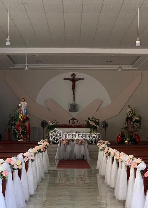 Nữ ca sĩ tổ chức hôn lễ tại nhà thờ vào sáng ngày 15/11. Đến tối ngày 16/11, cô dâu chú rể mở tiệc đãi người thân, bạn bè. Ảnh: Ngôi sao