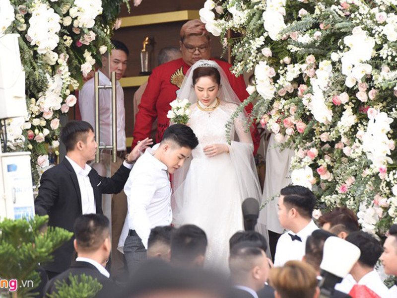 Trong ngày trọng đại, cặp đôi siết chặt an ninh để đảm bảo sự riêng tư. Ảnh: Zing