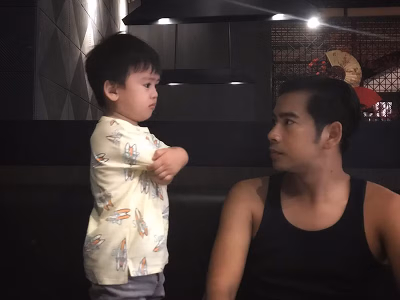 Khoảnh khắc cậu nhóc khoanh tay xin lỗi bố vì làm sai.