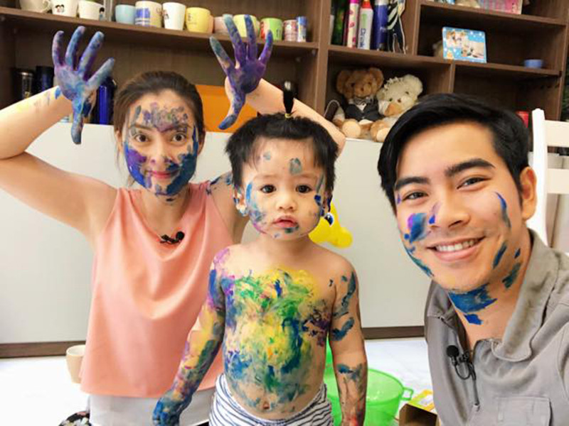 Nhóc tì nhà Ngọc Lan và Thanh Bình được khen có nét mặt giống bố.