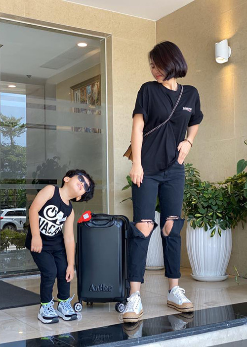 Hơn 2 tuổi, con trai của Ngọc Lan và Thanh Bình ăn mặc khá sành điệu.