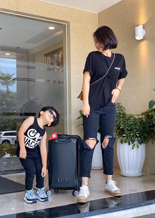 Hơn 2 tuổi, con trai của Ngọc Lan và Thanh Bình ăn mặc khá sành điệu.