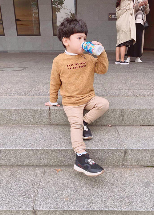 Cách đây không lâu, cậu nhóc du lịch Hàn Quốc cùng mẹ mà không có sự hiện diện của bố.