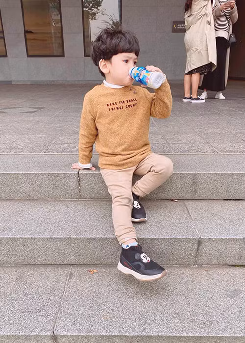 Cách đây không lâu, cậu nhóc du lịch Hàn Quốc cùng mẹ mà không có sự hiện diện của bố.