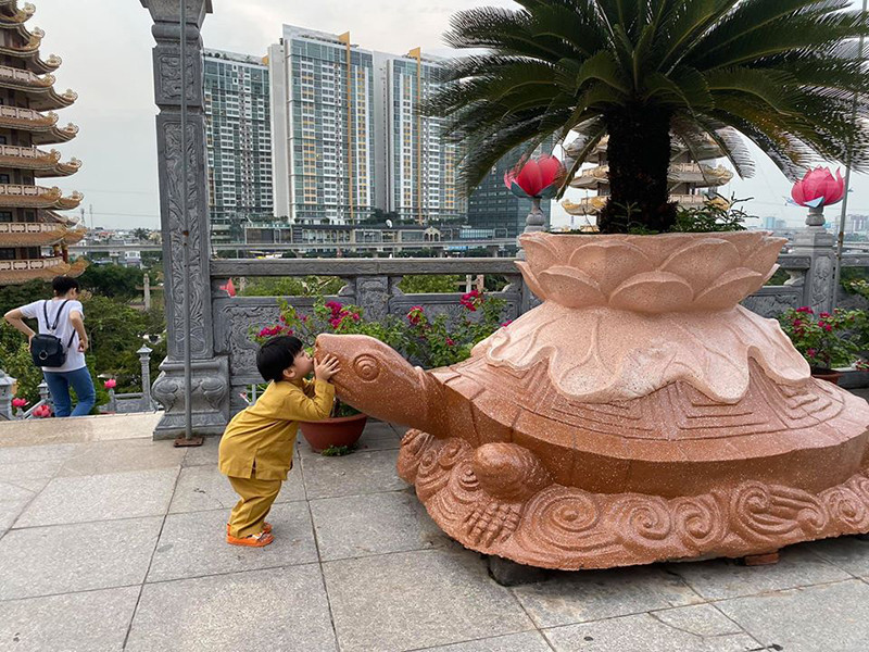 Hình ảnh bé Louis tinh nghịch khi đi chùa cùng mẹ.