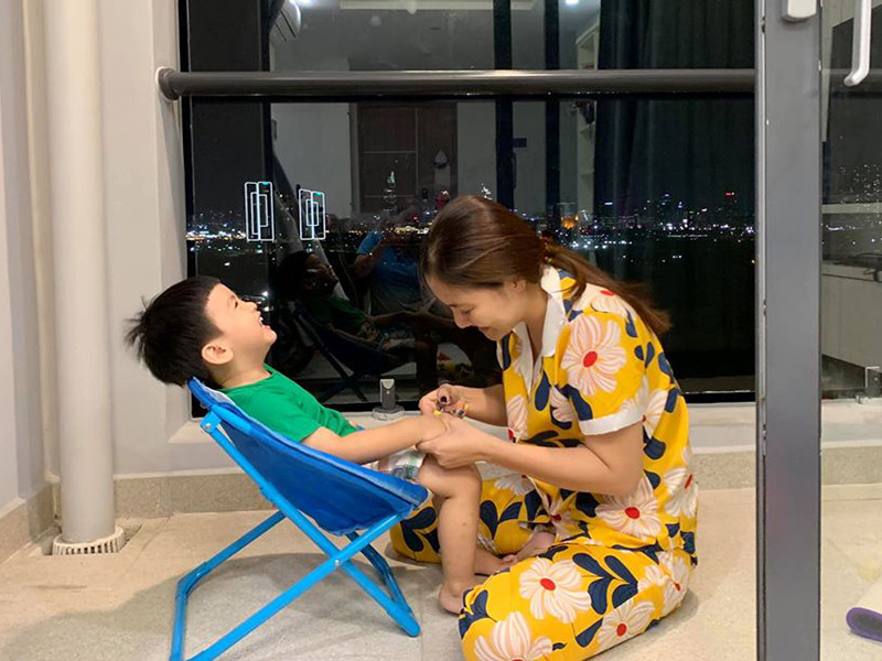 Cậu nhóc sống cùng mẹ sau khi bố mẹ chia tay.