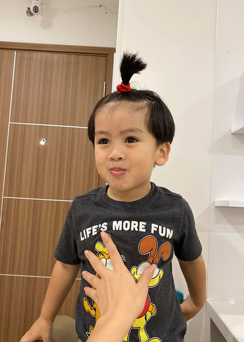 Bé Louis có tính cách khá hiếu động.