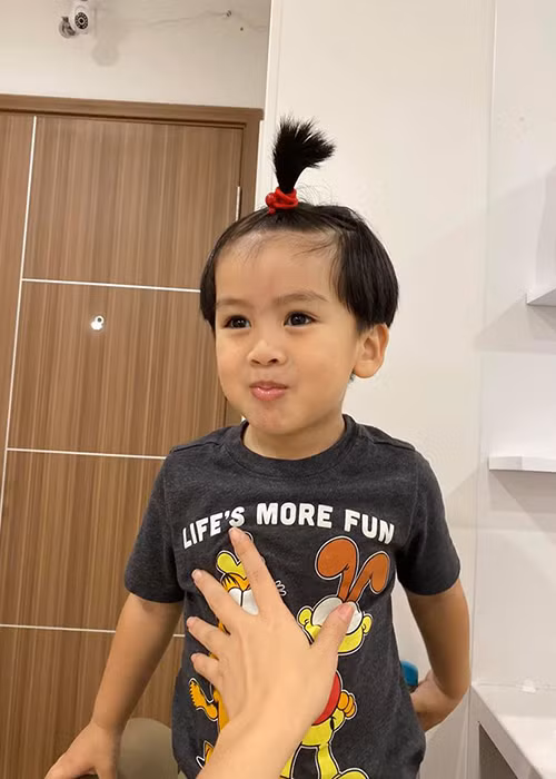 Bé Louis có tính cách khá hiếu động.