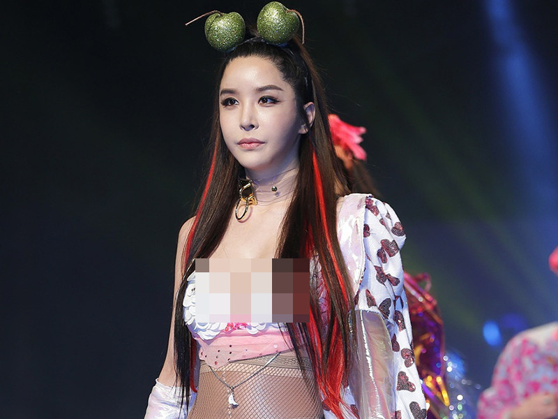 Ca sĩ chuyển giới Ha Ri Su bày tỏ cô rất buồn trước cái chết của Goo Hara. "Mong cô ấy có thể an nghỉ", Ha Ri Su viết.