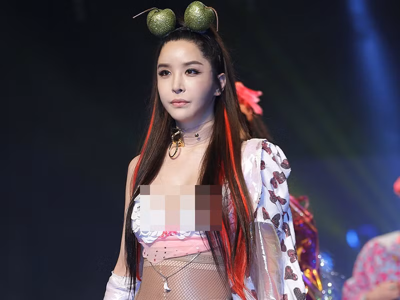 Ca sĩ chuyển giới Ha Ri Su bày tỏ cô rất buồn trước cái chết của Goo Hara. "Mong cô ấy có thể an nghỉ", Ha Ri Su viết.