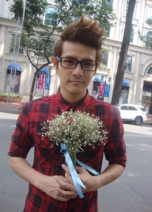 Trong những năm trở lại đây, Ông Cao Thắng rút về hậu trường để hỗ trợ cô bạn gái xinh đẹp Đông Nhi phát triển sự nghiệp.