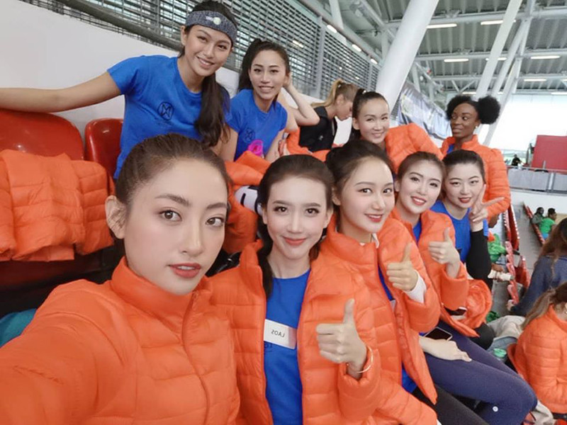 Lương Thùy Linh thân thiện với các thí sinh khác.