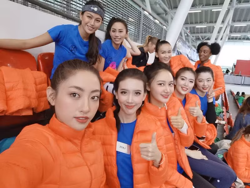 Lương Thùy Linh thân thiện với các thí sinh khác.