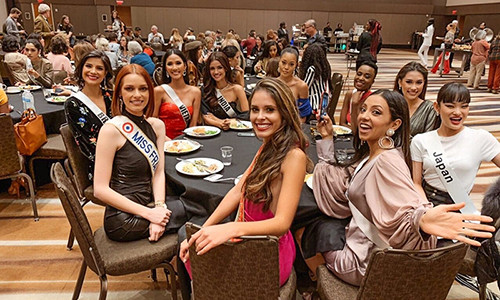 Đại diện Việt Nam tươi tắn bên các thí sinh khác.