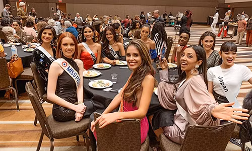 Đại diện Việt Nam tươi tắn bên các thí sinh khác.