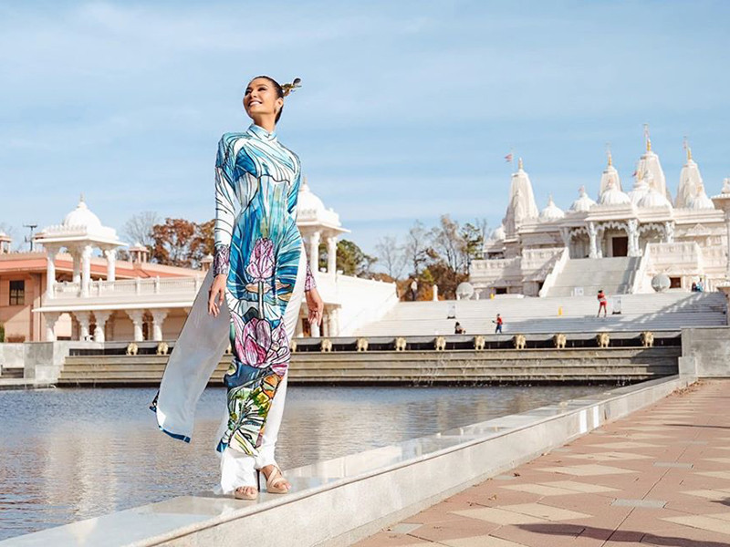 Trên trang cá nhân, đại diện Việt Nam mới đây còn đăng tải hình ảnh mặc áo dài và bày tỏ sự háo hức với phần thi trang phục dân tộc.