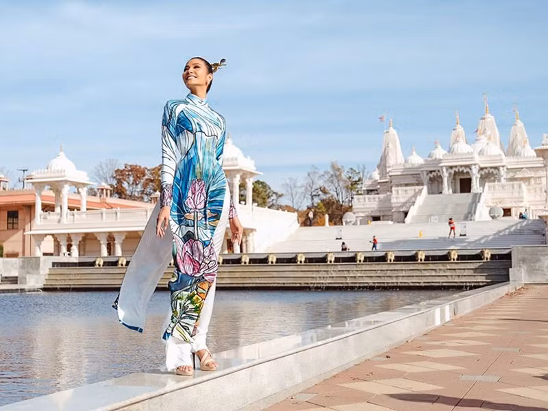 Trên trang cá nhân, đại diện Việt Nam mới đây còn đăng tải hình ảnh mặc áo dài và bày tỏ sự háo hức với phần thi trang phục dân tộc.