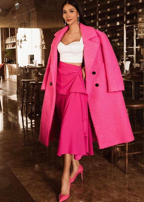 Trong ngày đầu tiên tại cuộc thi, Hoàng Thùy diện set trang phục tông hồng nổi bật.