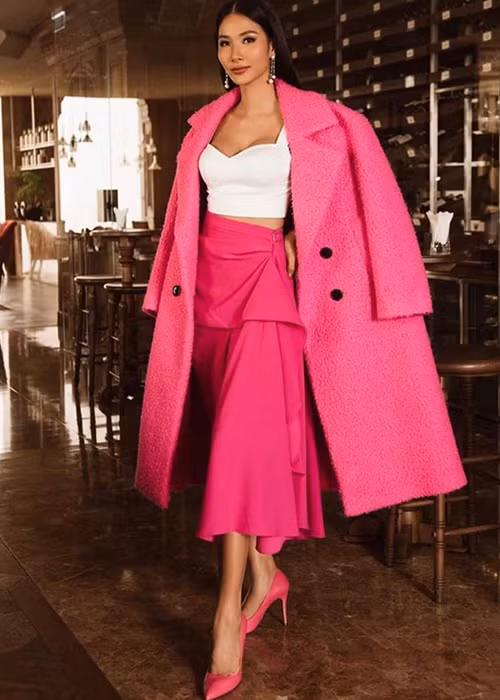 Trong ngày đầu tiên tại cuộc thi, Hoàng Thùy diện set trang phục tông hồng nổi bật.