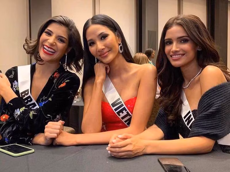 Á hậu Hoàng Thùy vừa nhận dải băng đại diện quốc gia.