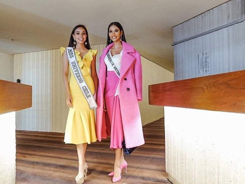 Hoàng Thùy đọ sắc cùng đại diện Chile.