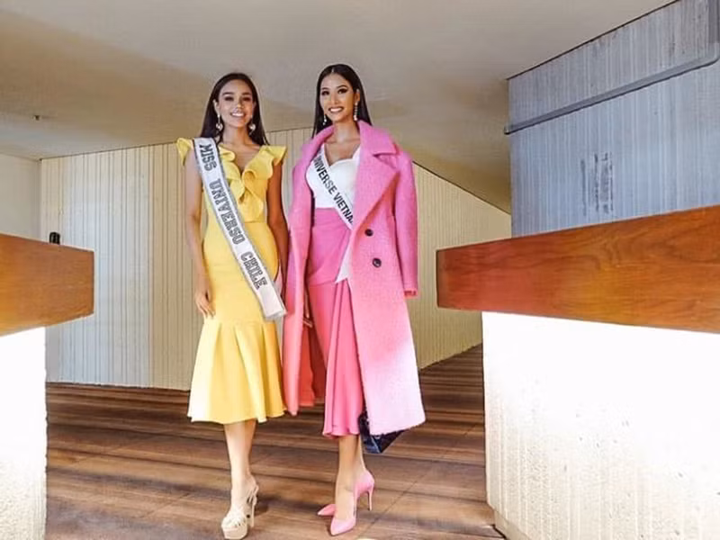 Hoàng Thùy đọ sắc cùng đại diện Chile.