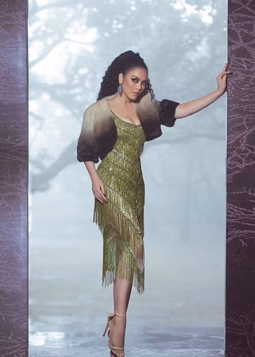 Đáng chú ý, Lý Nhã Kỳ cho rằng với những người có số đo vòng 1 lớn tự nhiên như cô thì mặc gì cũng bị lộ ngực, trừ khi mặc áo cổ lọ mới kín.