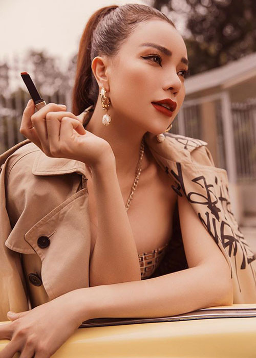 Về phần mình, Trà Ngọc Hằng bức xúc vì lên tiếng bênh bạn thân lại bị gắn mác “người đẹp dòm ngực”.