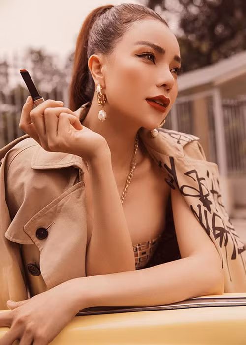 Về phần mình, Trà Ngọc Hằng bức xúc vì lên tiếng bênh bạn thân lại bị gắn mác “người đẹp dòm ngực”.