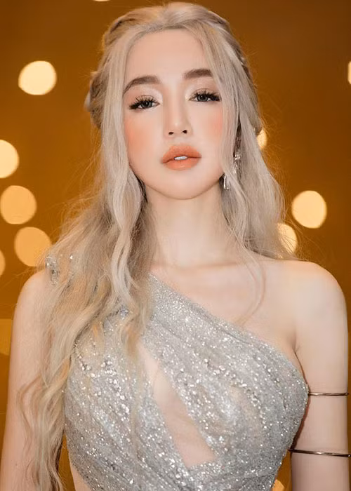 Trước phát ngôn của Trà Ngọc Hằng, Elly Trần cho rằng cô bạn thân đang "cố tình dựa hơi để nổi tiếng".