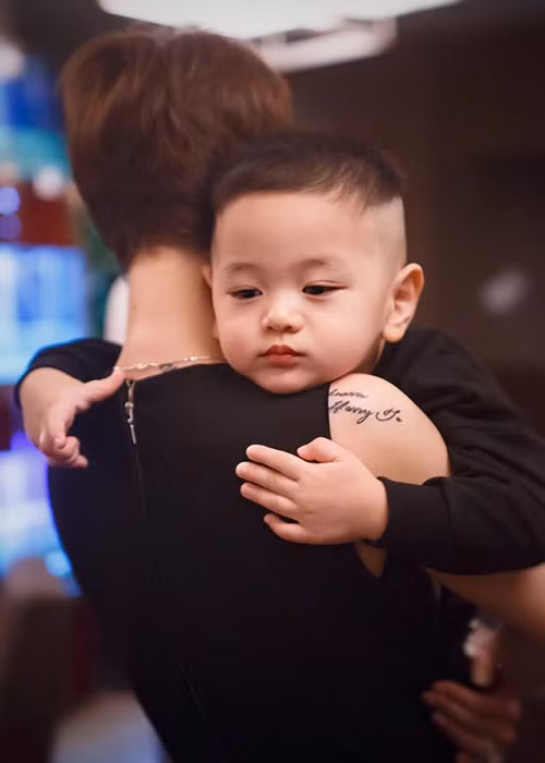 Con trai đầu lòng của Trà My khiến sao Việt mê tít vì vẻ kháu khỉnh.