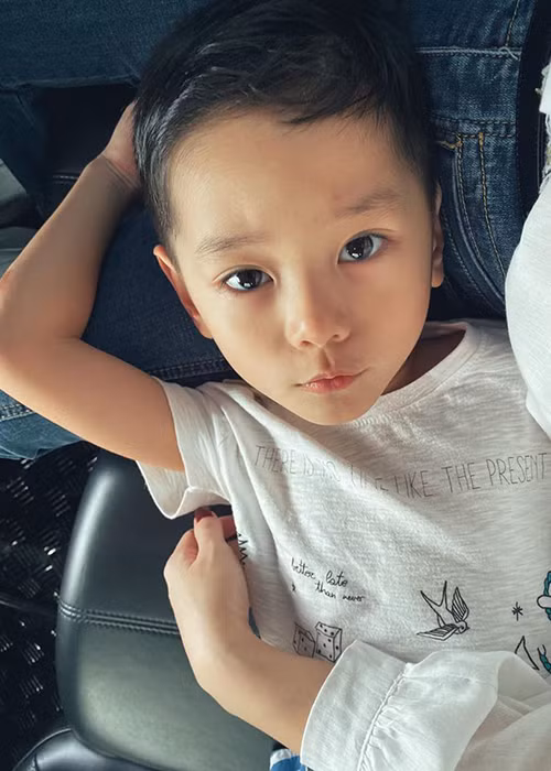 Nhóc tì nhà Trà My Idol sở hữu vẻ ngoài kháu khỉnh.