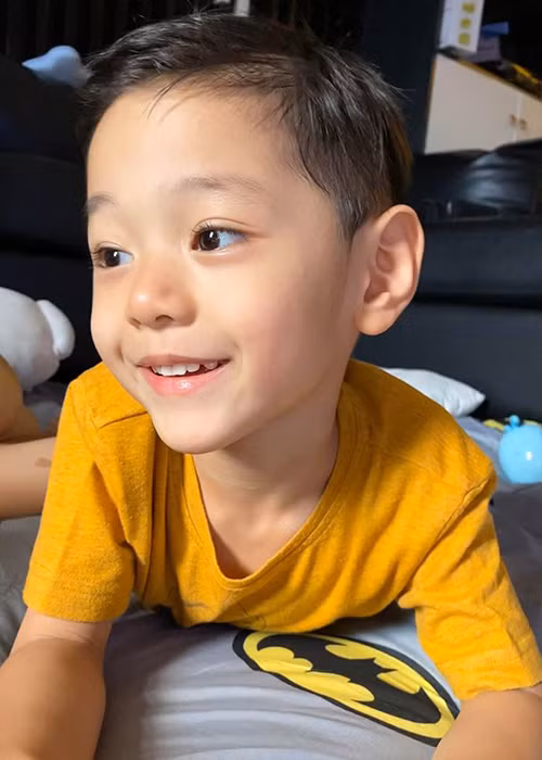 Gia Huy được nhận xét có khuôn miệng giống Leonardo DiCaprio hồi nhỏ.