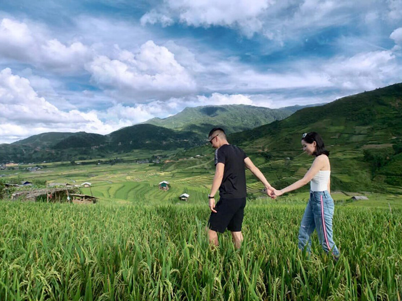 Vợ chồng hot girl thường xuyên đi du lịch hâm nóng tình cảm.