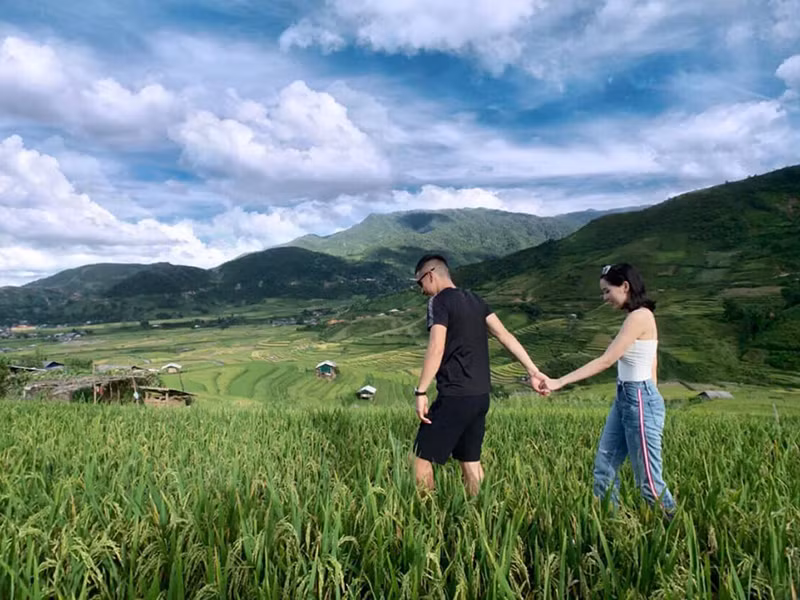 Vợ chồng hot girl thường xuyên đi du lịch hâm nóng tình cảm.