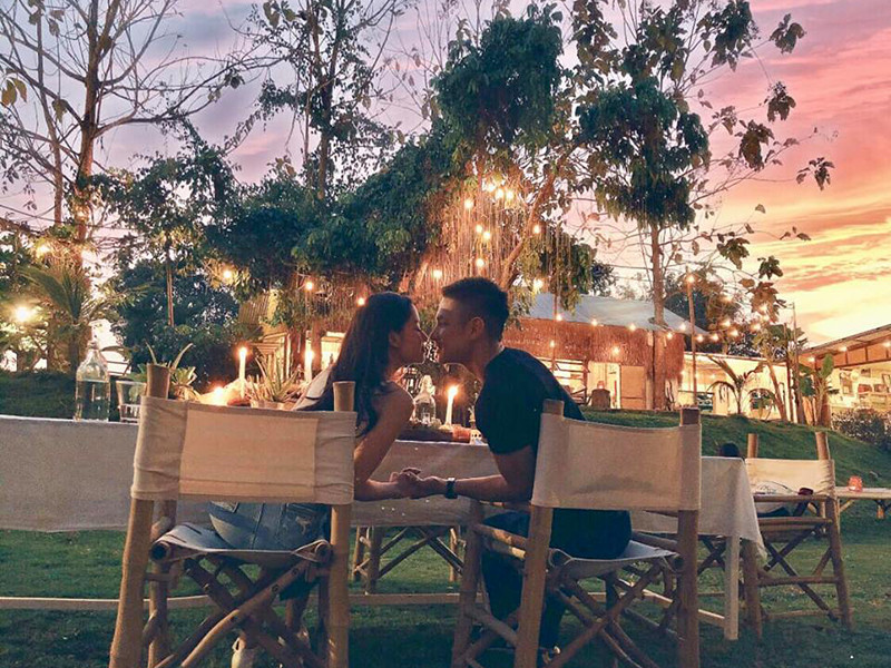 Cặp đôi dành cho nhau những cử chỉ vô cùng ngọt ngào dù đã có 2 mặt con, 4 năm chung sống.