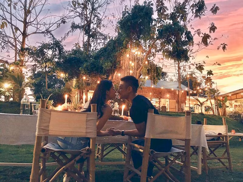 Cặp đôi dành cho nhau những cử chỉ vô cùng ngọt ngào dù đã có 2 mặt con, 4 năm chung sống.