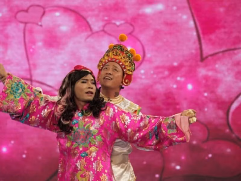 "Lần sau có ăn thì ăn cái bánh mỏng mỏng thôi, đừng ăn bánh dày rồi mang vạ", "không nhiều, chỉ thường xuyên thôi", "cỗ nào chẳng có thịt gà., đàn ông phải có đàn bà mới vui" là những câu nói ấn tượng của “cô Đẩu”.