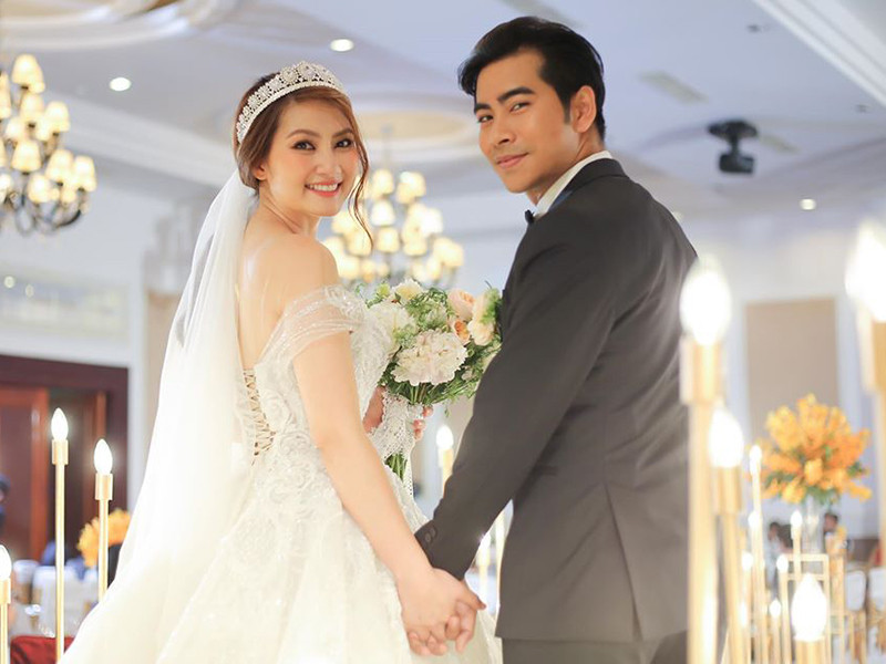 Thanh Bình vốn yêu thầm Ngọc Lan trong nhiều năm, chứng kiến những mối tình đổ vỡ của cô. Sau này, Ngọc Lan mới để ý tâm tư của Thanh Bình và trân trọng tình cảm của anh. Xem video "Diễn viên Ngọc Lan: Tôi đẹp tôi có quyền". Nguồn Youtube