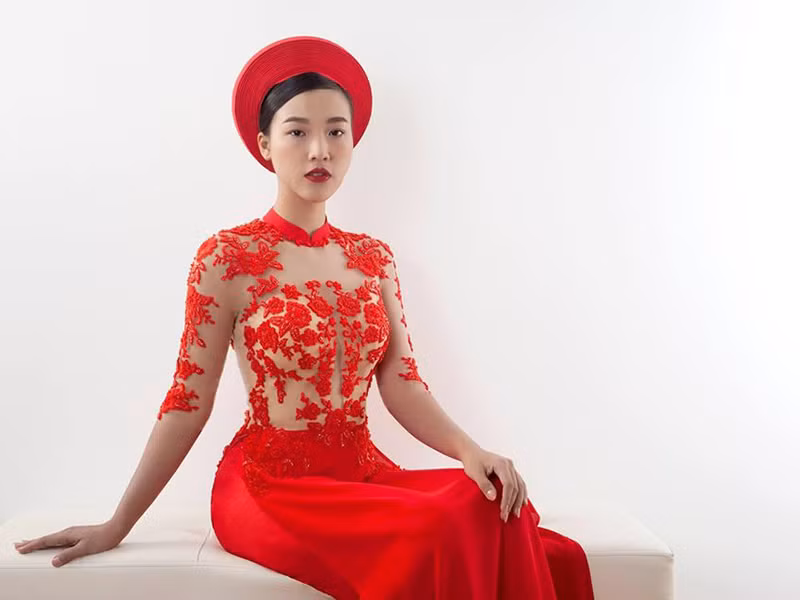 Theo ca sĩ Ái Phương chia sẻ trên Vietnamnet, Hoàng Oanh đi chụp ảnh cưới ở Yên Tử.